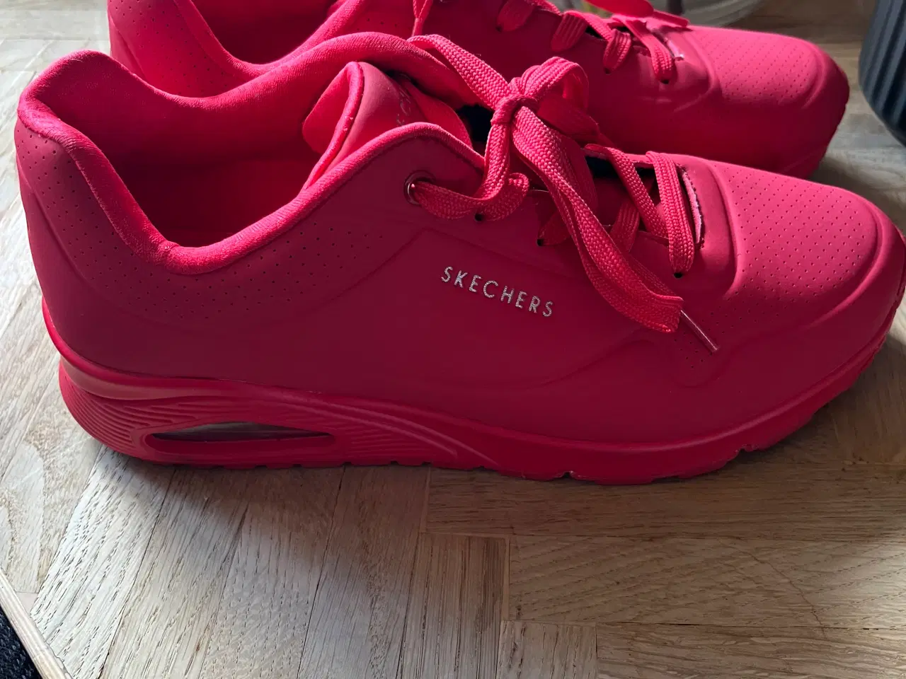 Billede 2 - Røde Skechers Sko i str 39,5