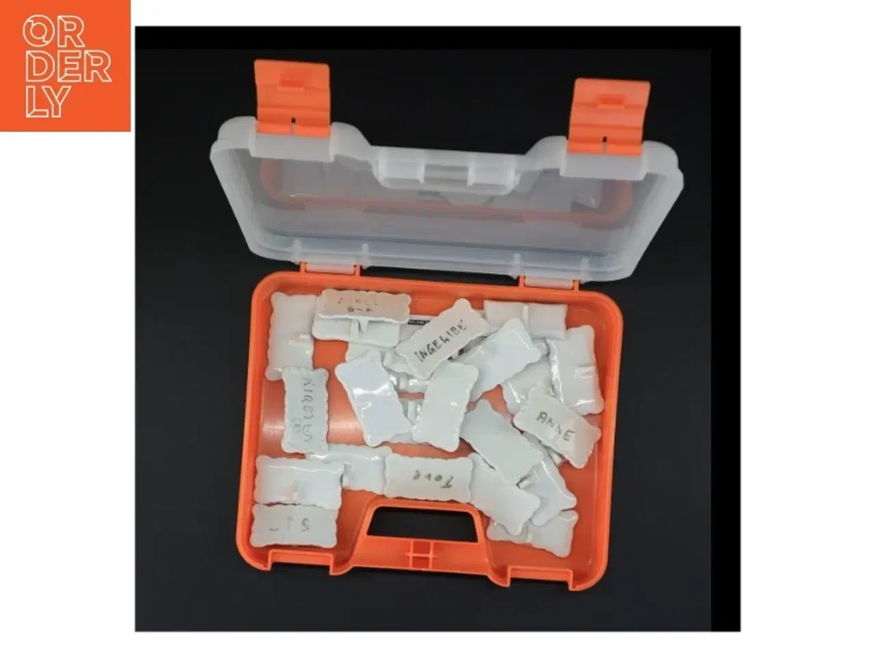 Billede 3 - Bordkort i porcelæn med opbevaringskasse (str. 6,3 x 3,5 x 1,5 cm)