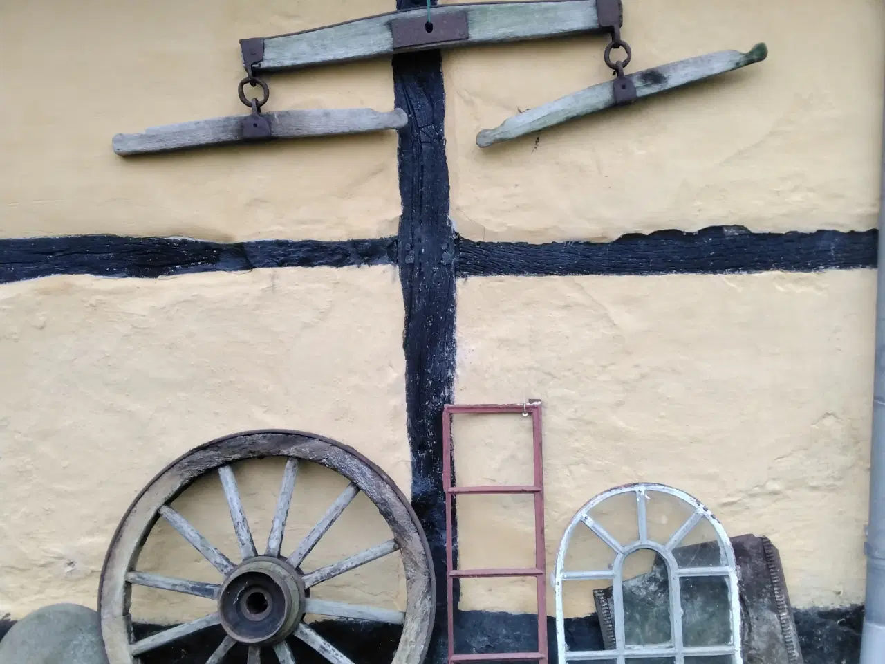 Billede 1 - Vognhjul, trækåg, slibesten, staldvindue, støbejer