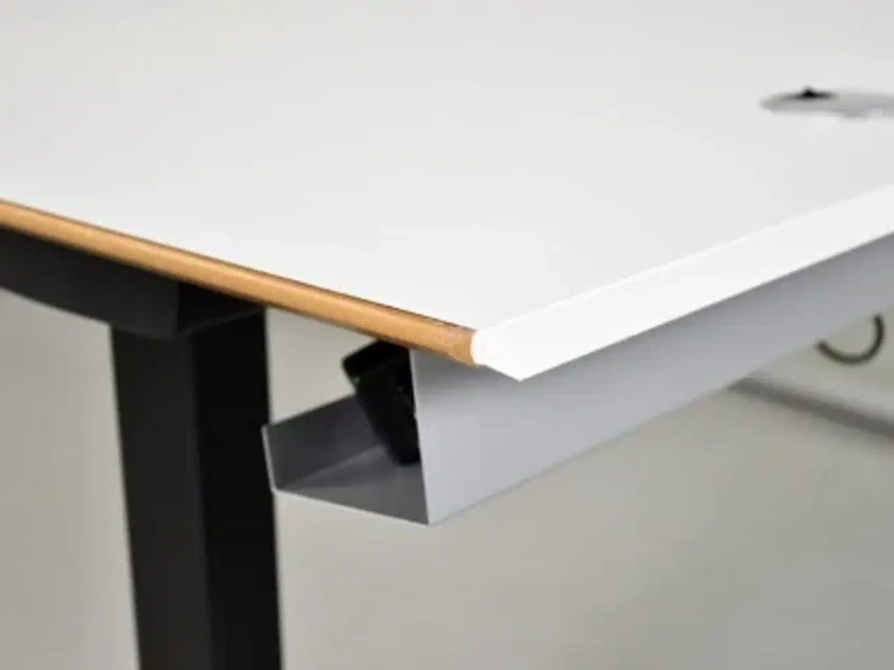 Billede 6 - Hæve-/sænkebord fra duba b8 med hvid plade og sort/alugråt stel, 160 cm.