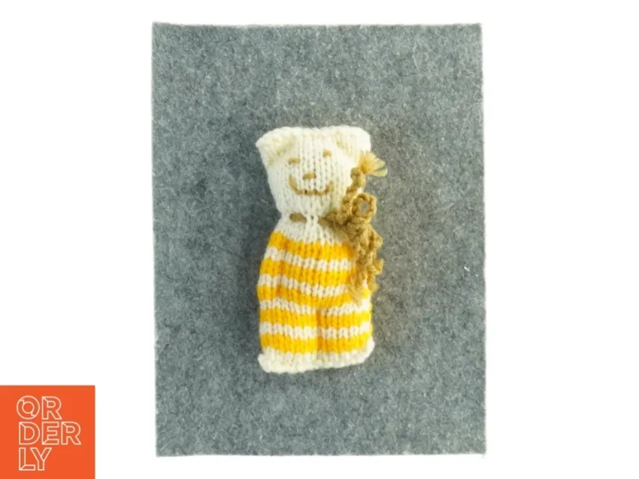 Billede 1 - Håndstrikket bamse (str. 13 x 7 cm)