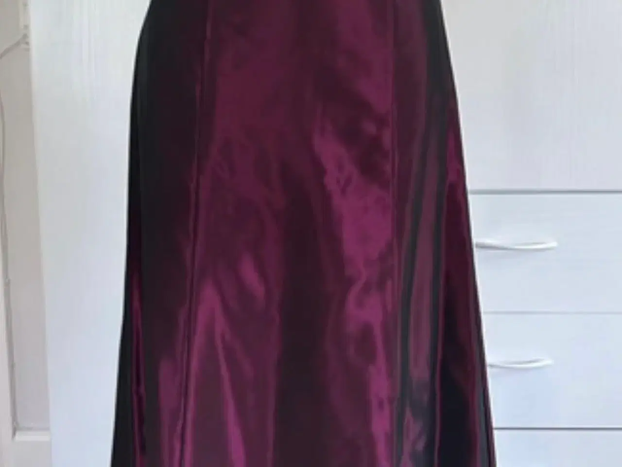 Billede 1 - Corsage, nederdel og sjal. Sæt i bordeaux.