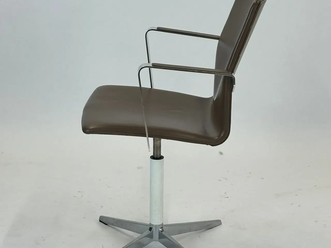 Billede 4 - Four Design - 4-Cast® XL Mødestol (Mørkebrun)