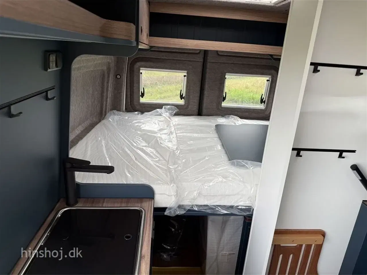 Billede 19 - 2025 - Eriba Car 600 Deep Ocean Blue Aut   Eksklusiv Campervan med automatgear og træk fra Hinshøj Caravan.