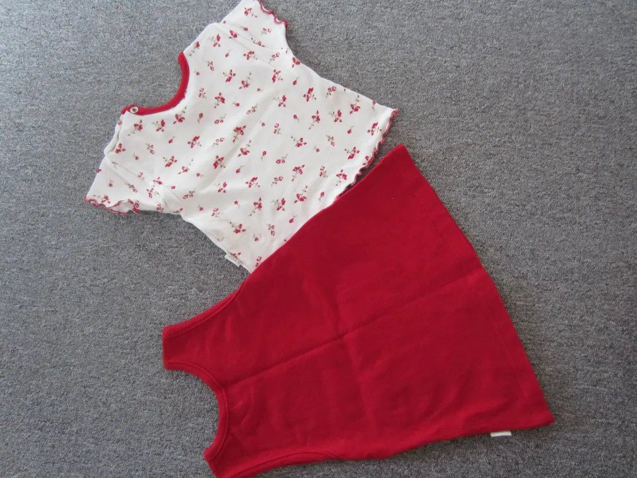 Billede 3 - Rød kjole og blomstret t-shirt str. 60
