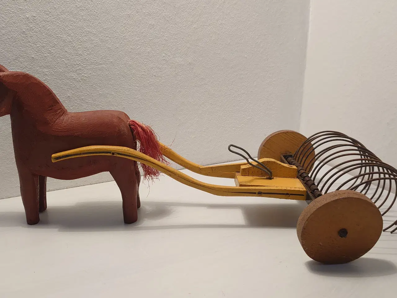 Billede 1 - Stor træhest med harve. L. ca 45cm.Ca 1940