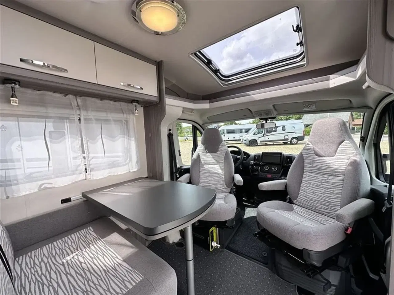 Billede 2 - 2022 - Hobby Ontour Edition V65 GE   Super velholdt enkeltsenges camper