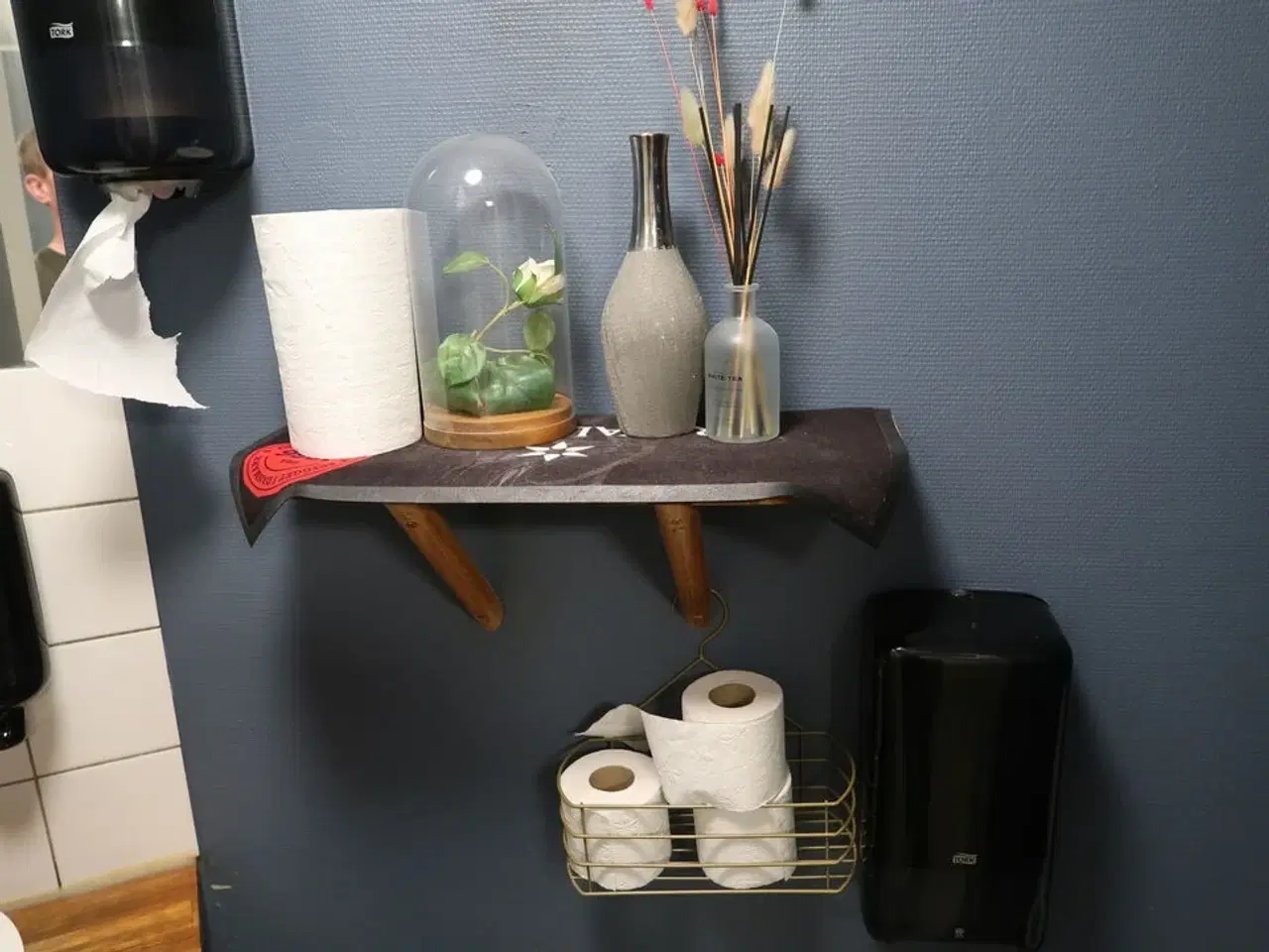 Billede 1 - Hylde med indhold