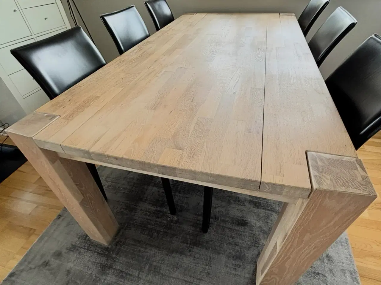 Billede 1 - Lyst plankebord sælges billigt. 