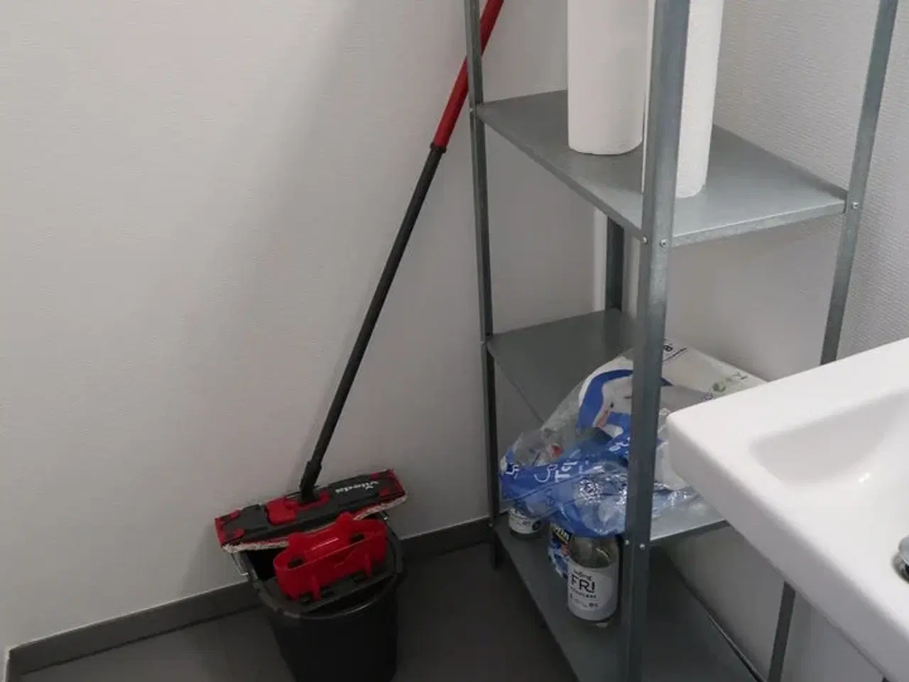 Billede 1 - Div. Rengøringsartikler samt reol med indhold