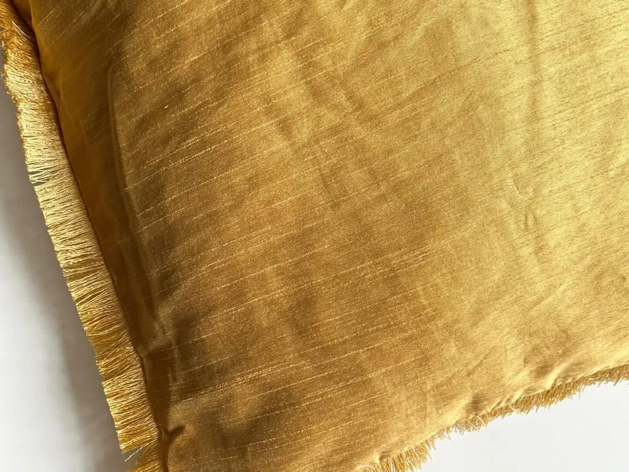Billede 2 - Pyntepude, gyldenbrun m frynser