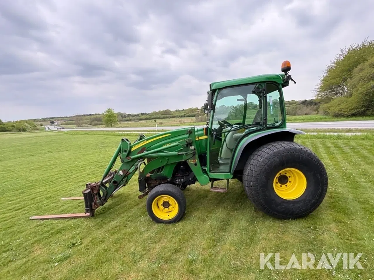 Billede 7 - Traktor John Deere 4520 med frontlæsser frontlift gafler og skovl