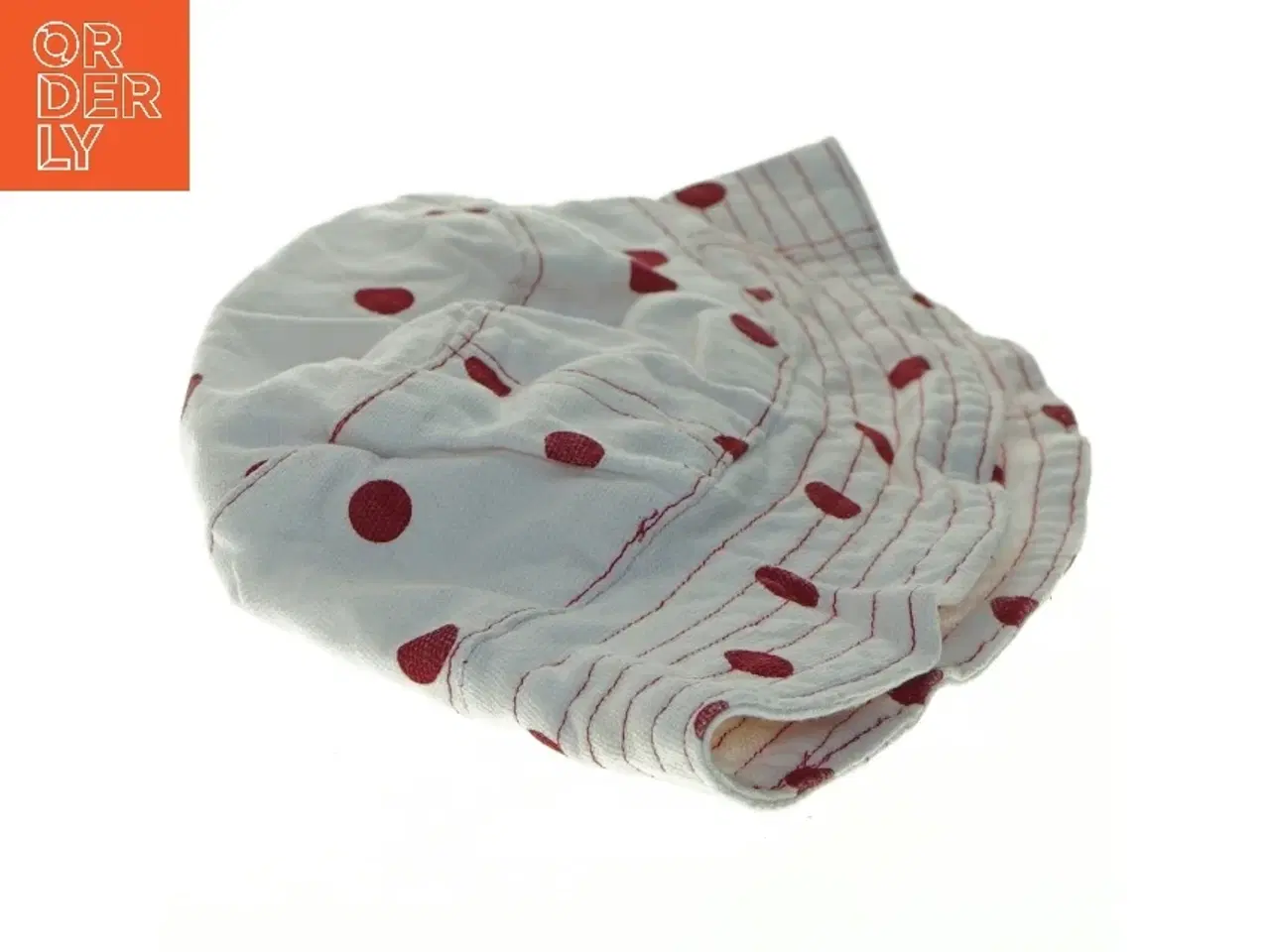 Billede 2 - Hvid bølle hat med røde prikker (str. Ø. 24 cm)