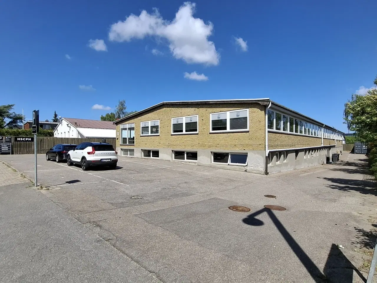 Billede 7 - Centralt beliggende butik. klinik, lager, let produktion. Lejemålet har Læsserampe og port!  Adgang med paller.