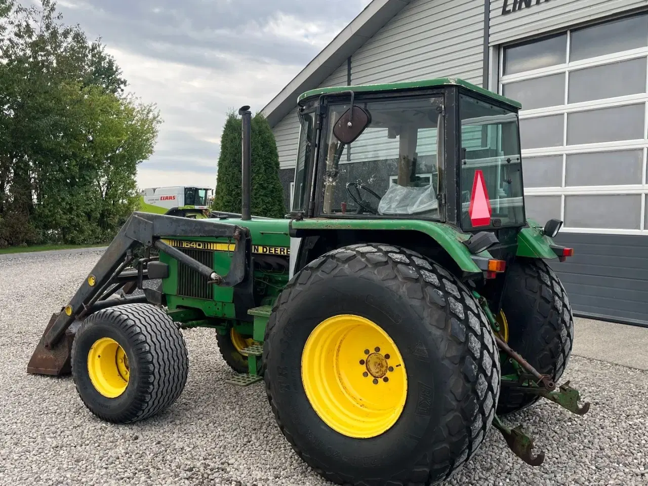 Billede 3 - John Deere 1640 Med græsdæk og frontlæsser