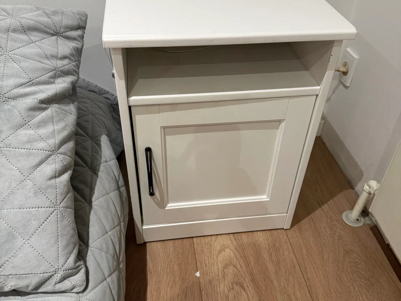 Billede 3 - Sengebord, hvid SONGESAND