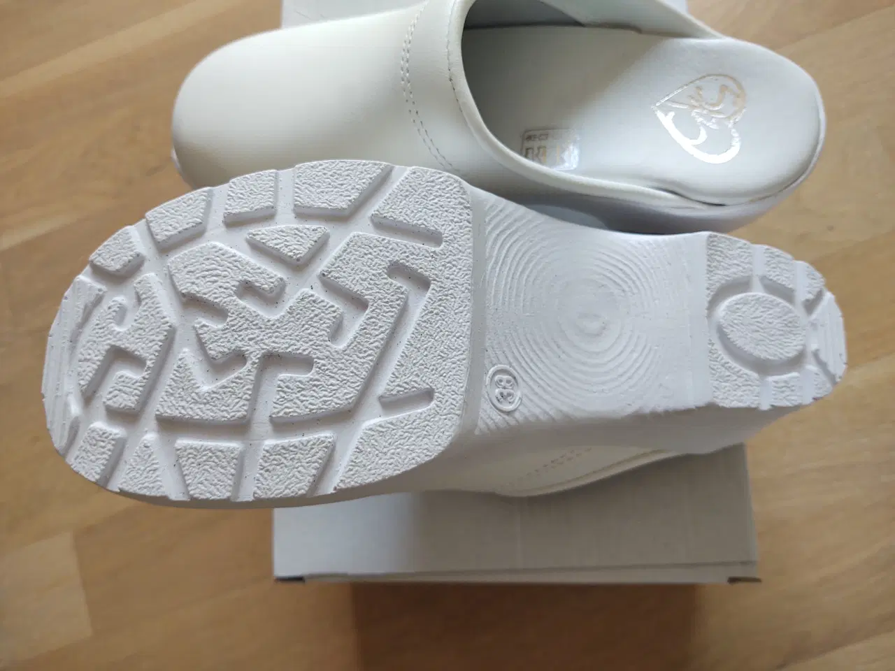 Billede 8 - Helt nye hvide dame træsko. De er stadig i kassen.