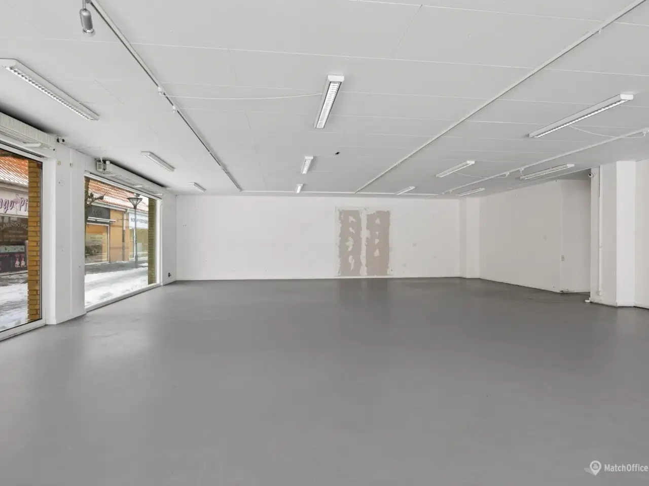 Billede 5 - Særdeles synligt butikslokale med store facadevinduer på hjørneplacering