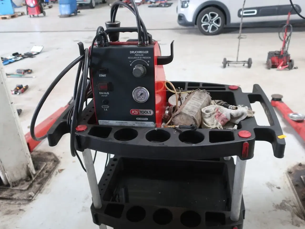 Billede 2 - Rullebord med indhold