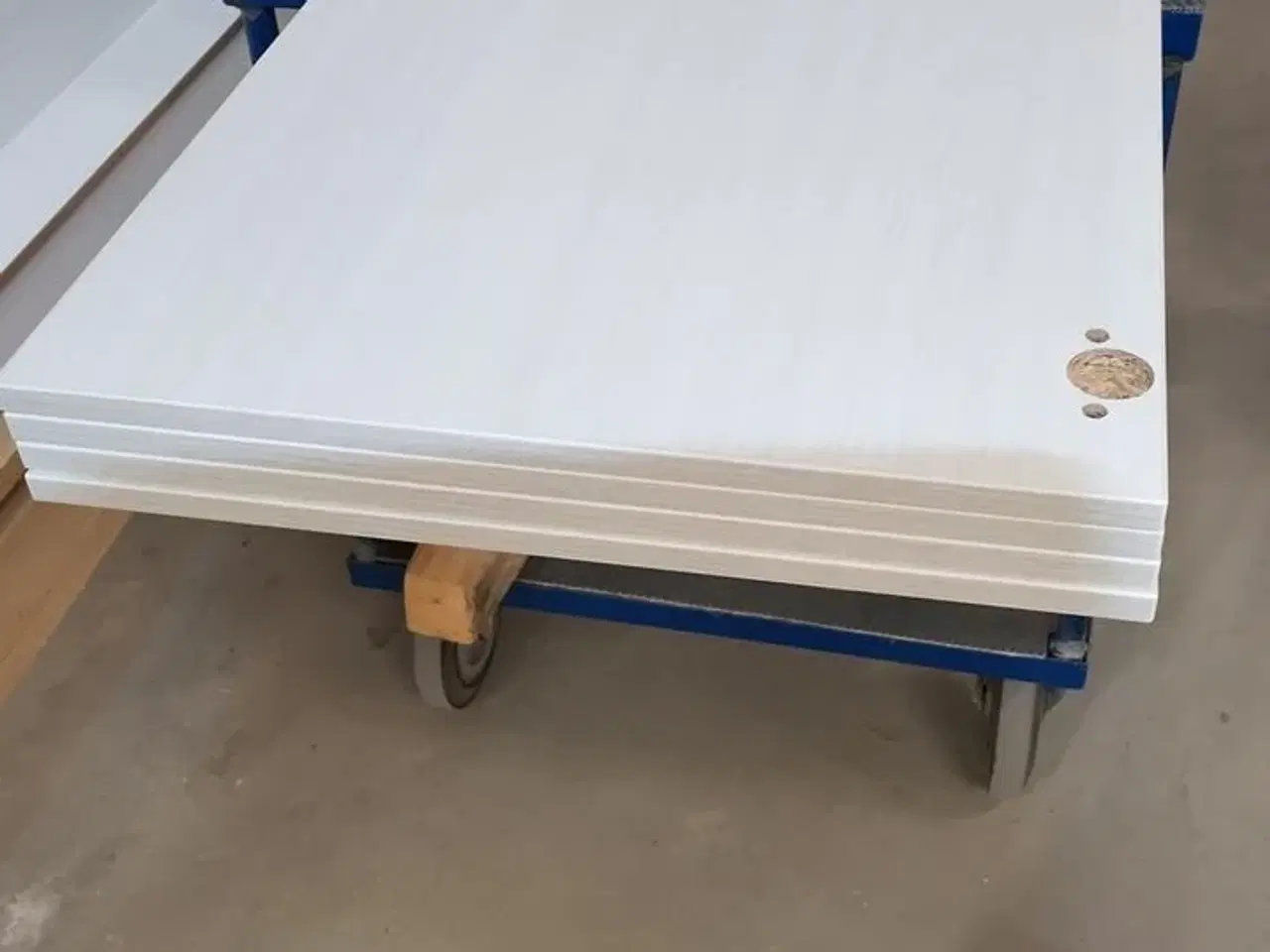 Billede 4 - 4 stk. usamlet højskabe H: 195,2 x B: 50 x D: 34,0 med låge og 16 hylder