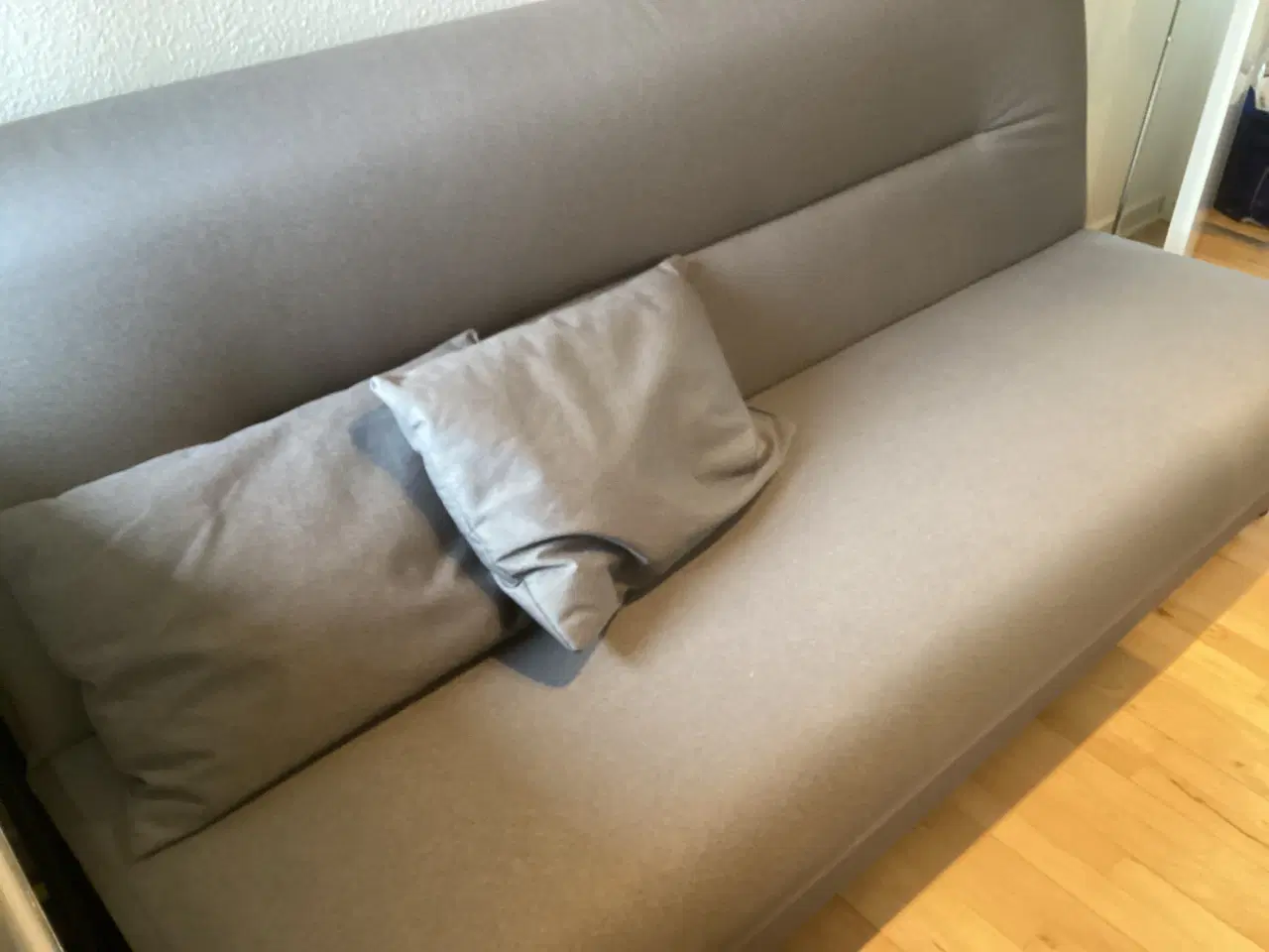 Billede 2 - Mørkegrå sovesofa med puder