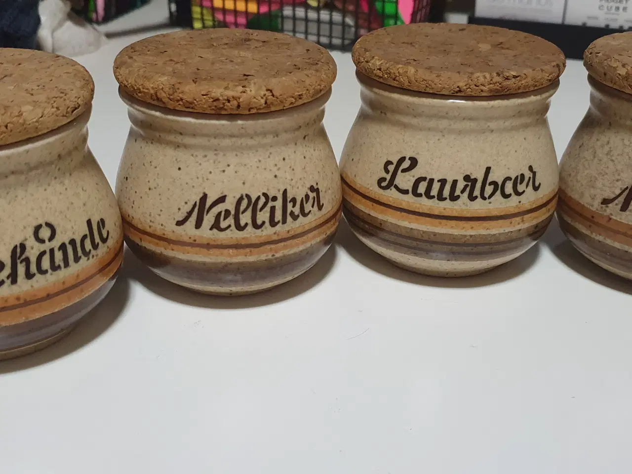Billede 2 - 7 Keramik krydderikrukker med korkprop