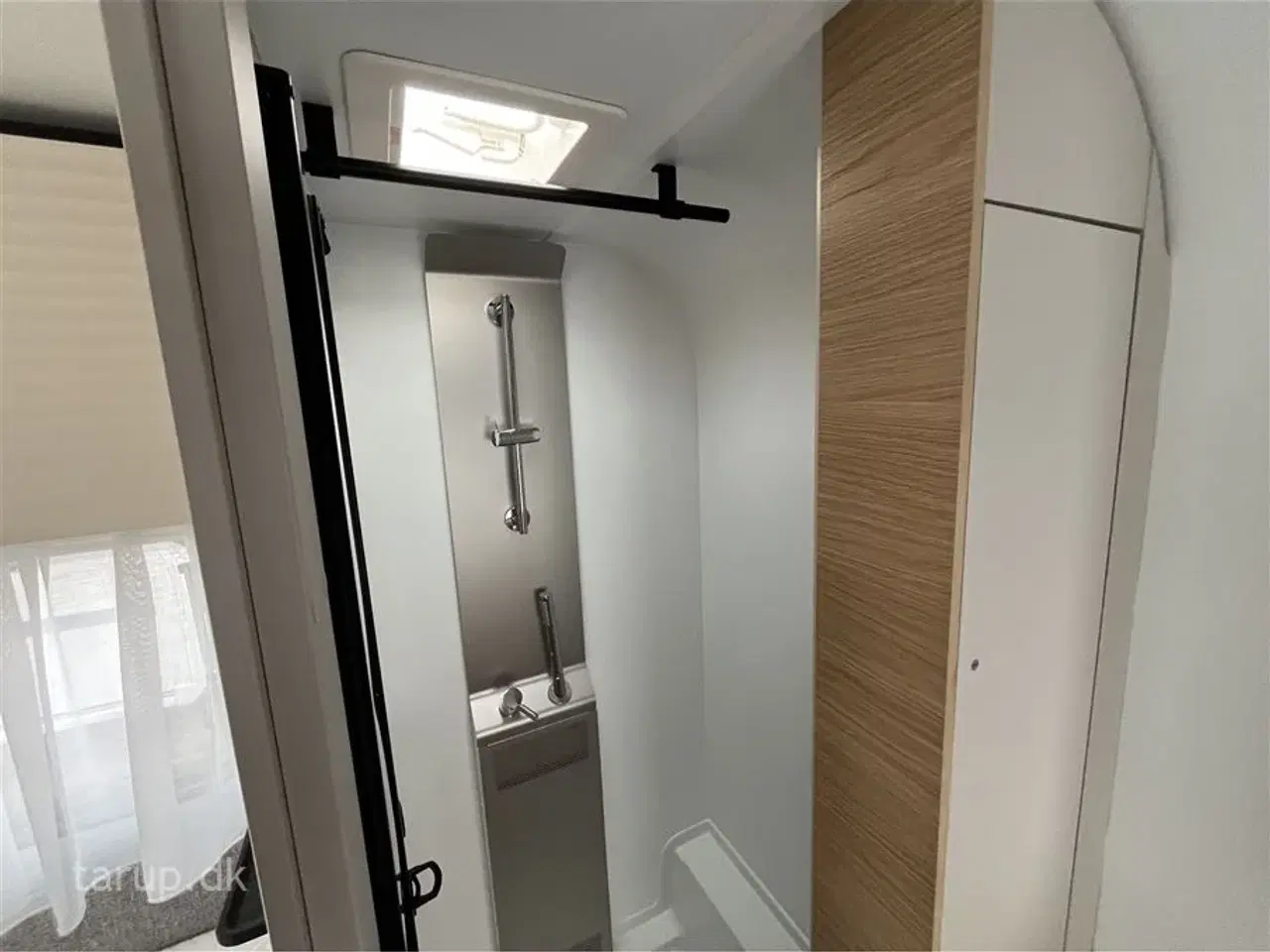 Billede 16 - 2026 - Adria Adora 572 UT   Enkeltsenge med elevation, ende-bade-værelse, panorama-vindue, el-gulvvarme, myggenetsdør, rundsiddegruppe,