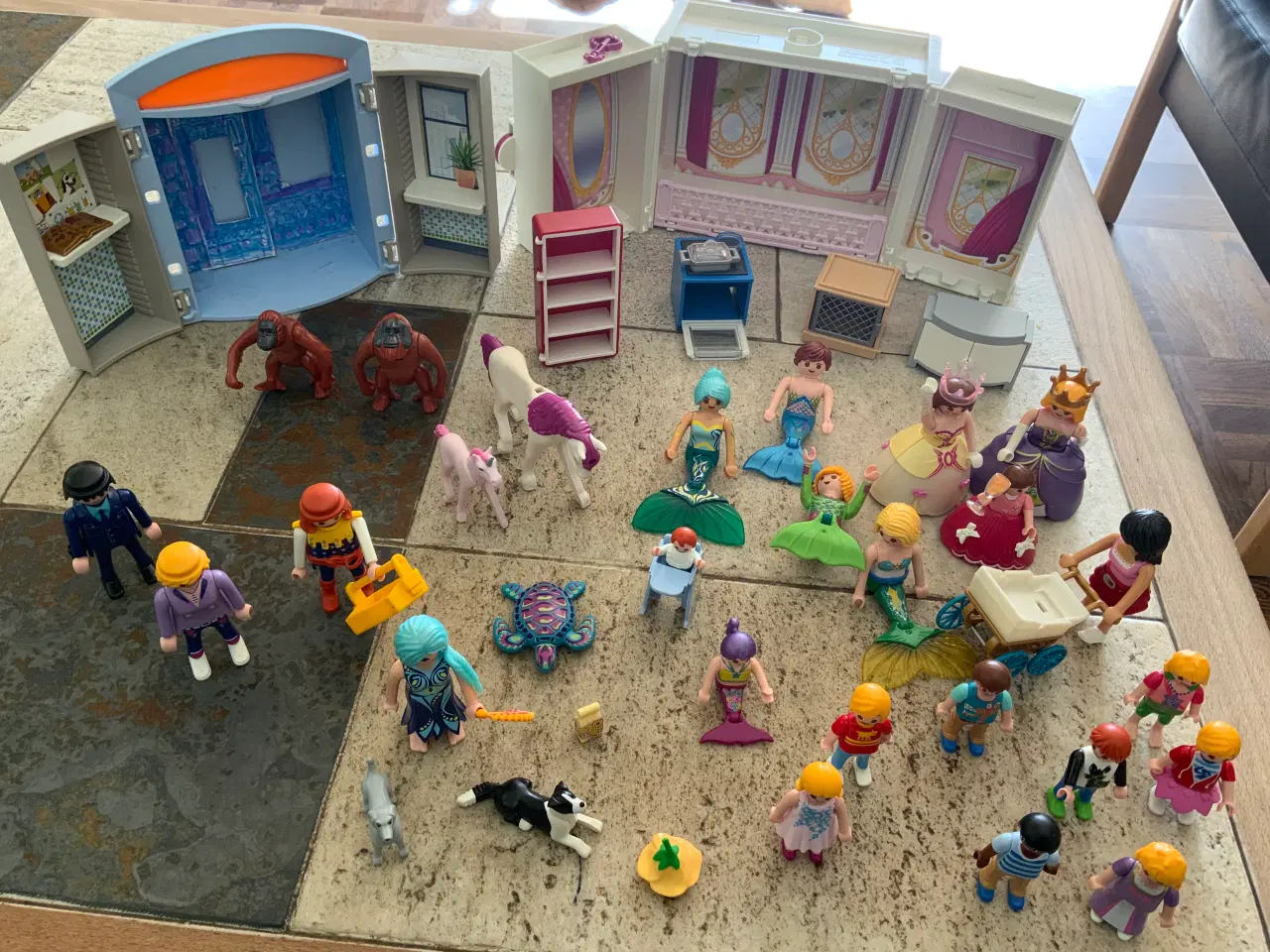 Billede 1 - PLAYMOBIL med mange figurer