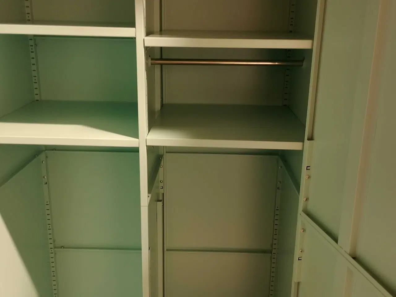 Billede 2 - Stål garderobe skab