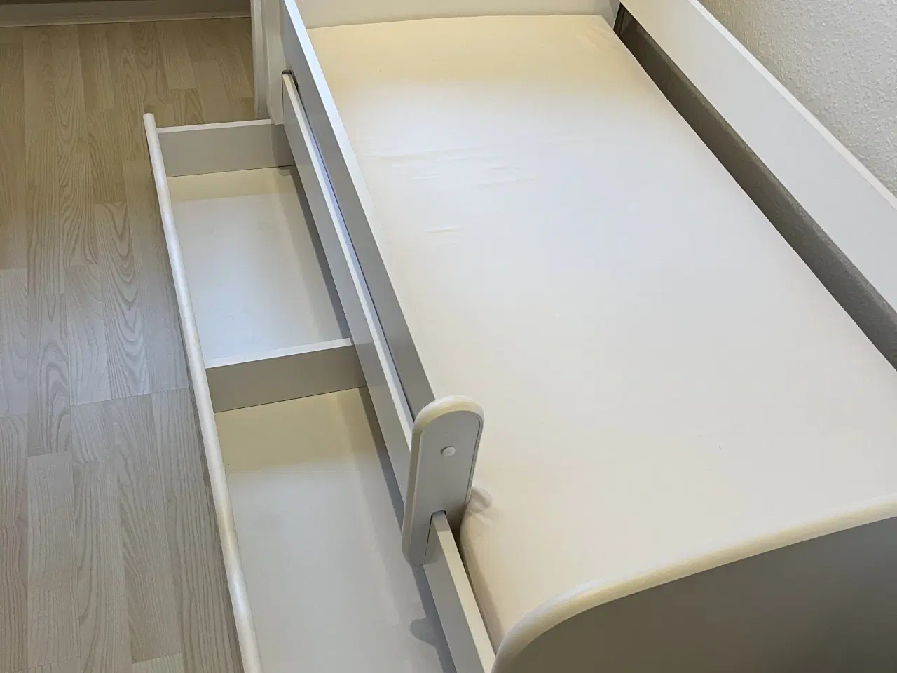 Billede 2 - Juniorseng med tilbehør