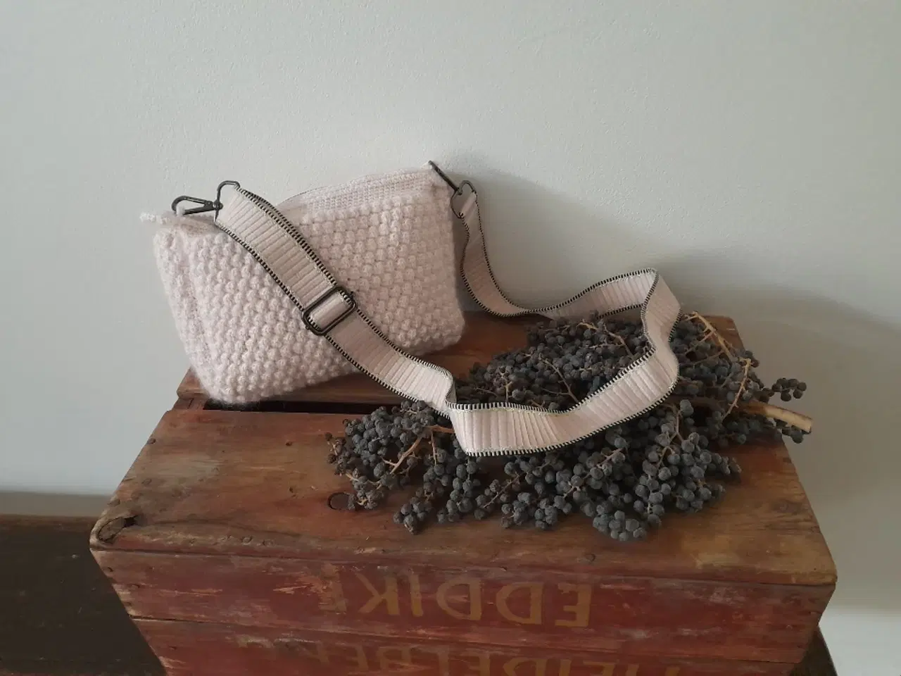 Billede 1 - Rosafarvet taske med skulderrem