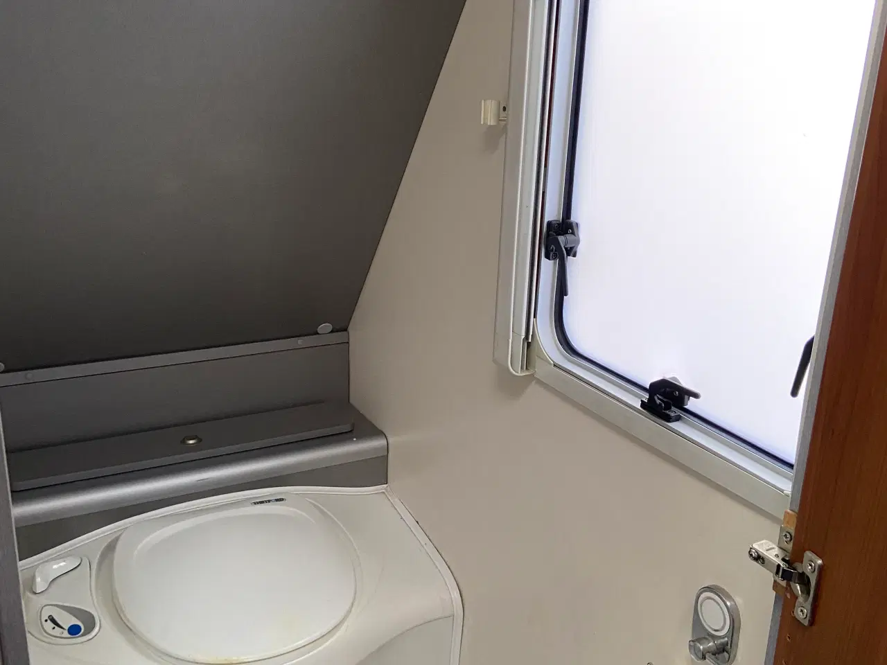 Billede 4 - Helårs  campingvogn med sol på taget og motor ben