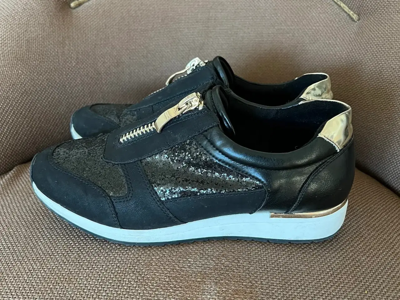 Billede 1 - Graceland sorte sneakers med guld. Str 37.