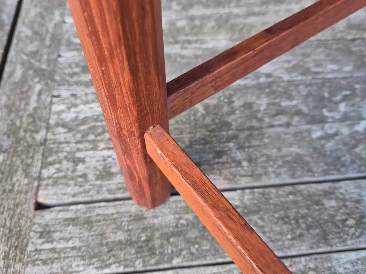 Billede 13 - Sidebord i teak med fine sandfarvede kakler