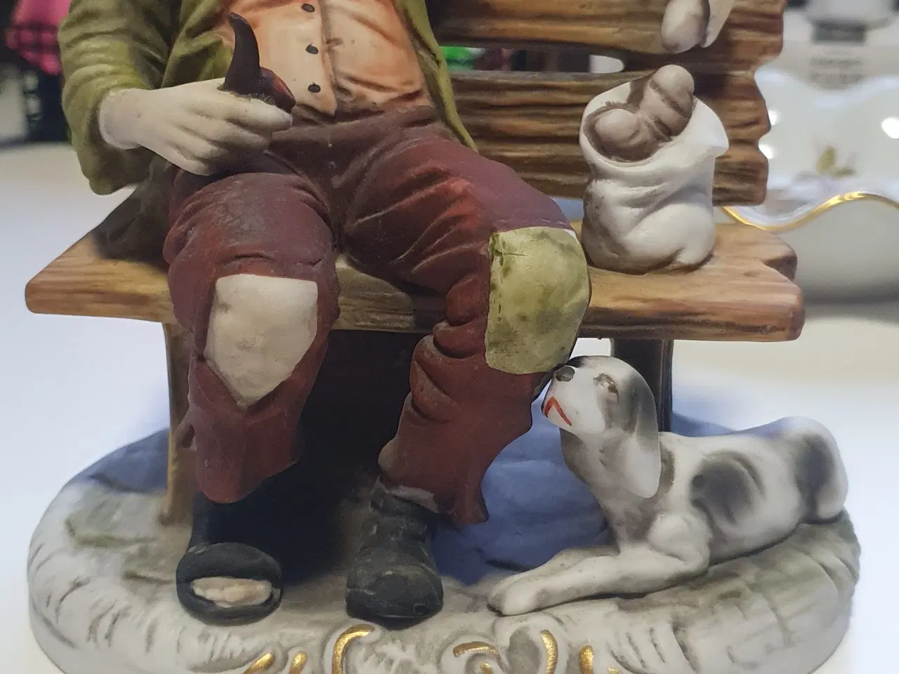 Billede 1 - Porcelænsfigur - mand sidder på bænk med sin hund