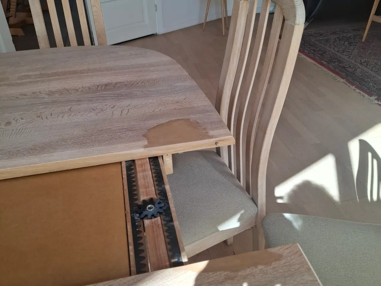 Billede 11 - Spisebord med 6 stole i massivt egetræ