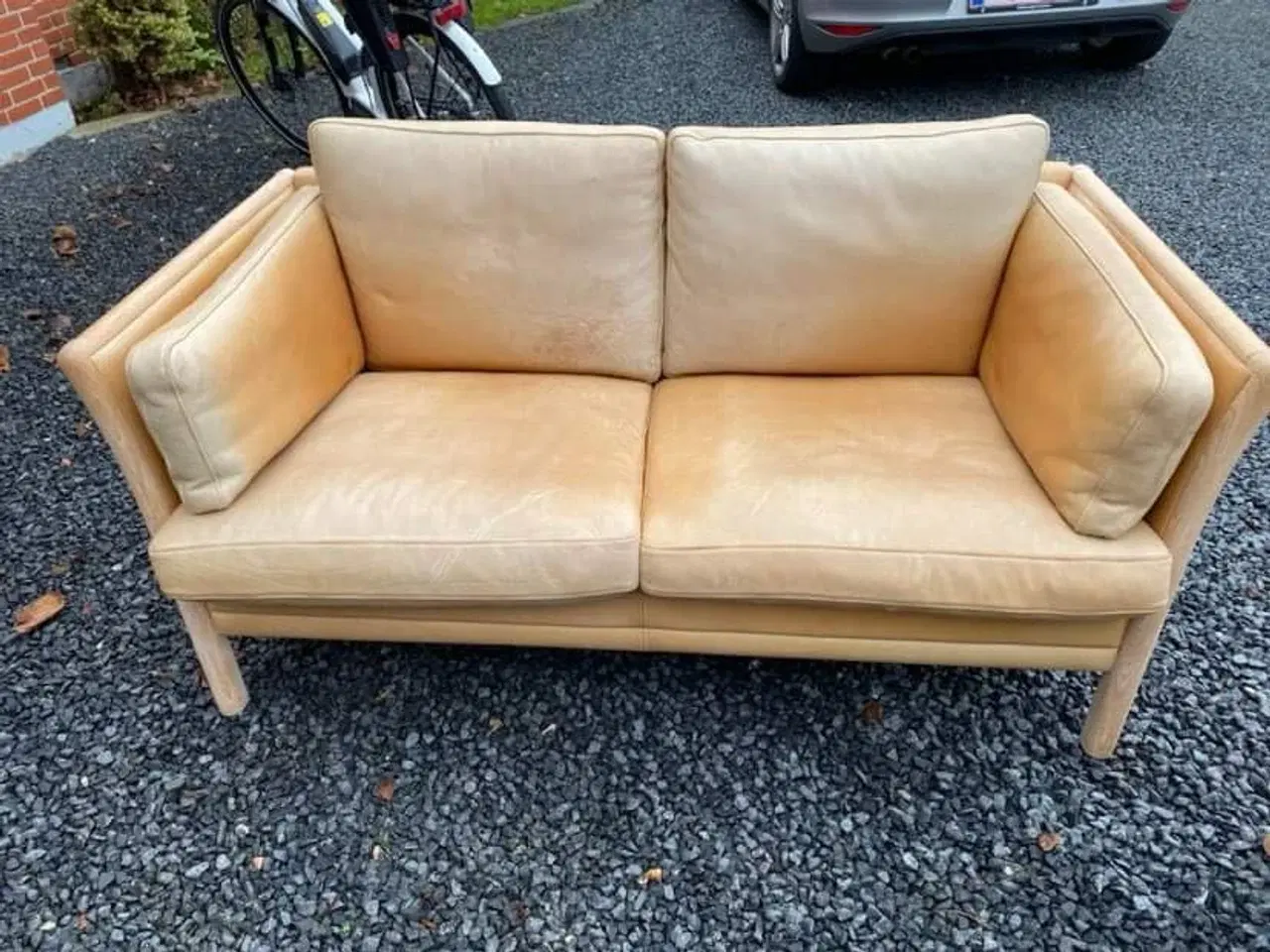 Billede 5 - 2 & 3 personers sofa i lyst skind og bøg