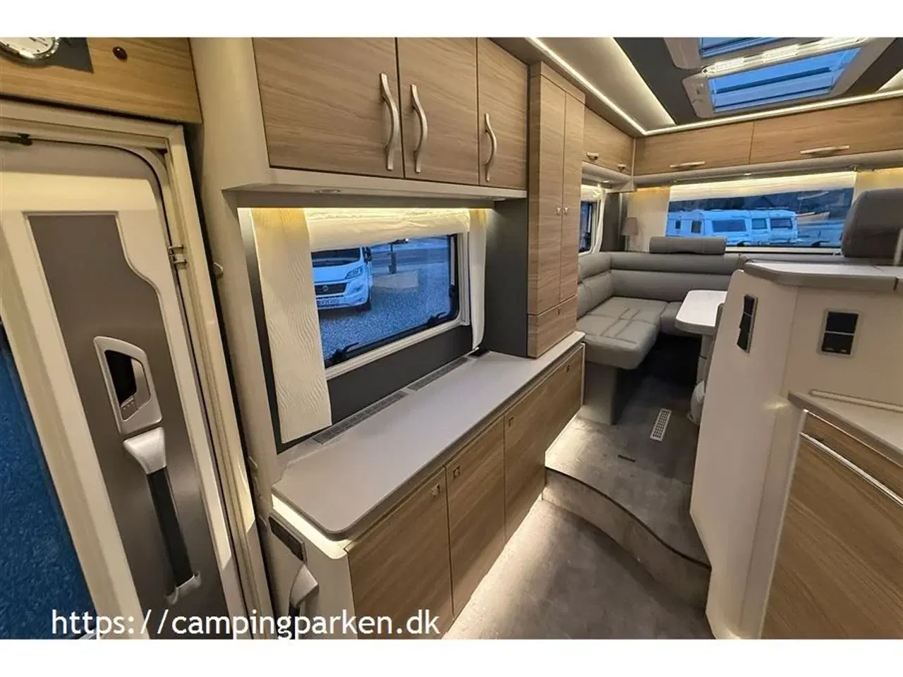 Billede 7 - 2026 - Dethleffs Den ultimative helårsbolig med loungesiddegruppe og gourmetkøkken