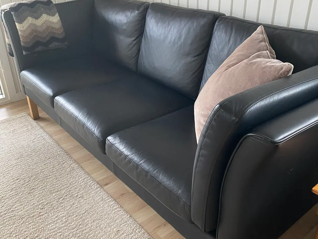 Billede 2 - Sofaer i sort læder.