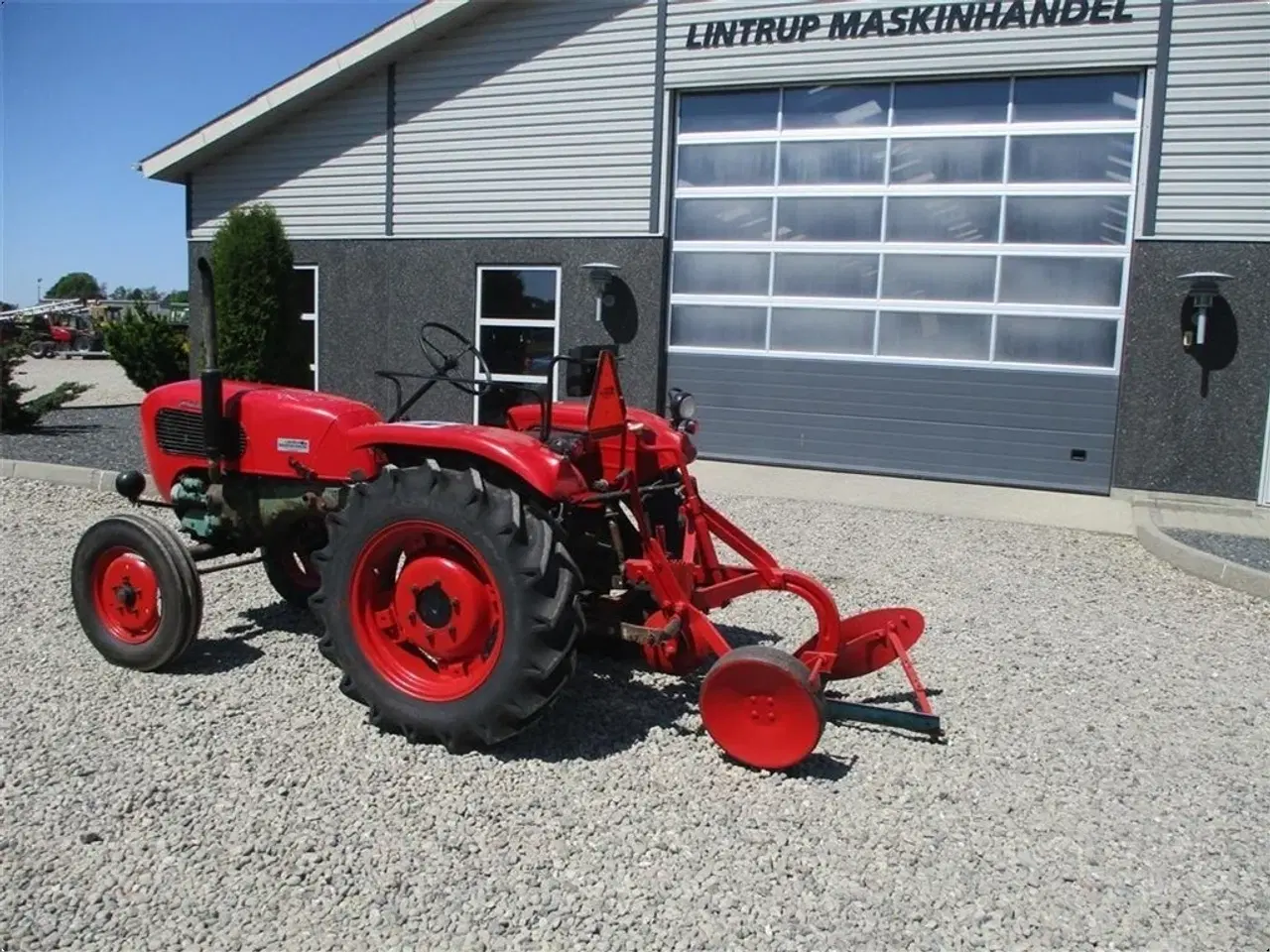 Billede 10 - - - - Komplet sæt med traktor og Plov. Güldner 17 HK traktor og 1furet Langeskov plov. Prisen for sættet komplet.