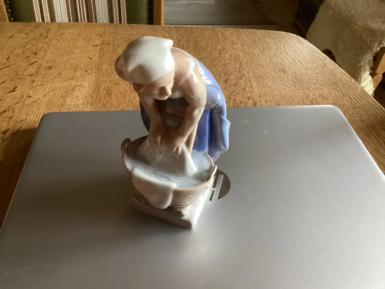 Billede 1 - BG dame med vaskebalje (Axel Locher) 