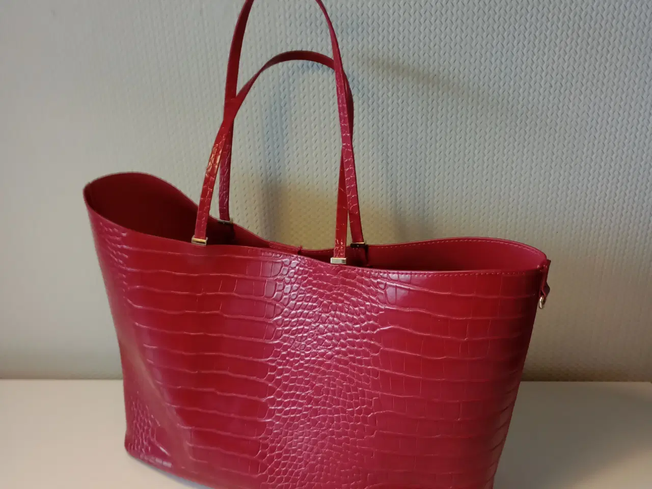 Billede 2 - Moderne rød taske med hanke & magnet lås.