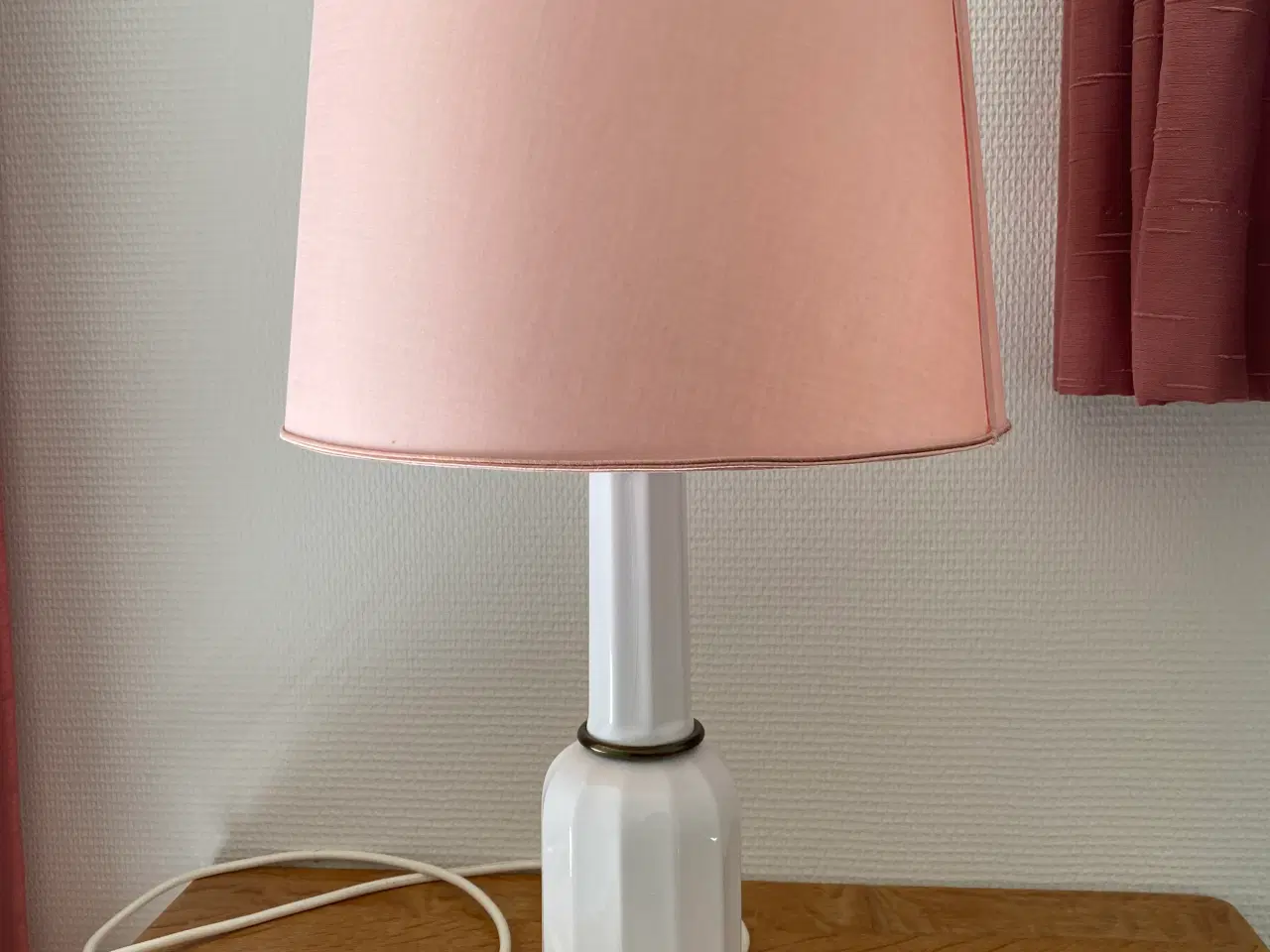 Billede 4 - Gammel, smuk hvid Heiberg bordlampe med messing.