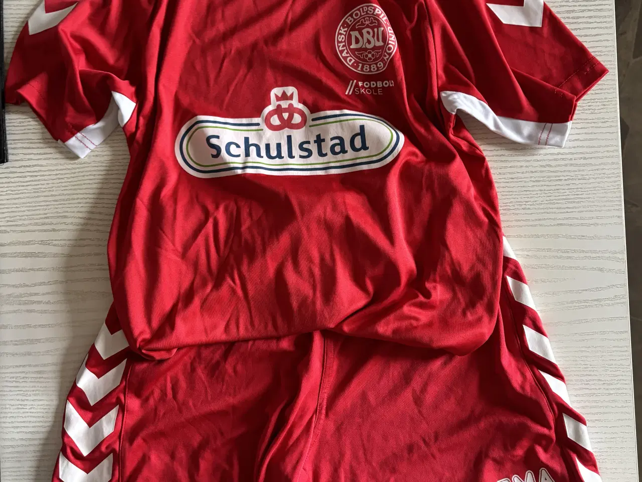 Billede 2 - Sportstøj, Bluse og shorts, HUMMEL str. 164 14 år
