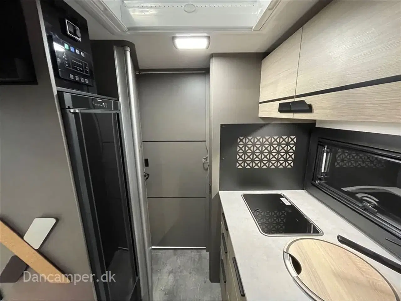 Billede 10 - 2024 - Chausson X550   Nedsat kr. 100.000,- Smal, kort og rummelig! Top moderne og nytænkt autocamper. Med stor Lounge og siddegruppe, sænkeseng,