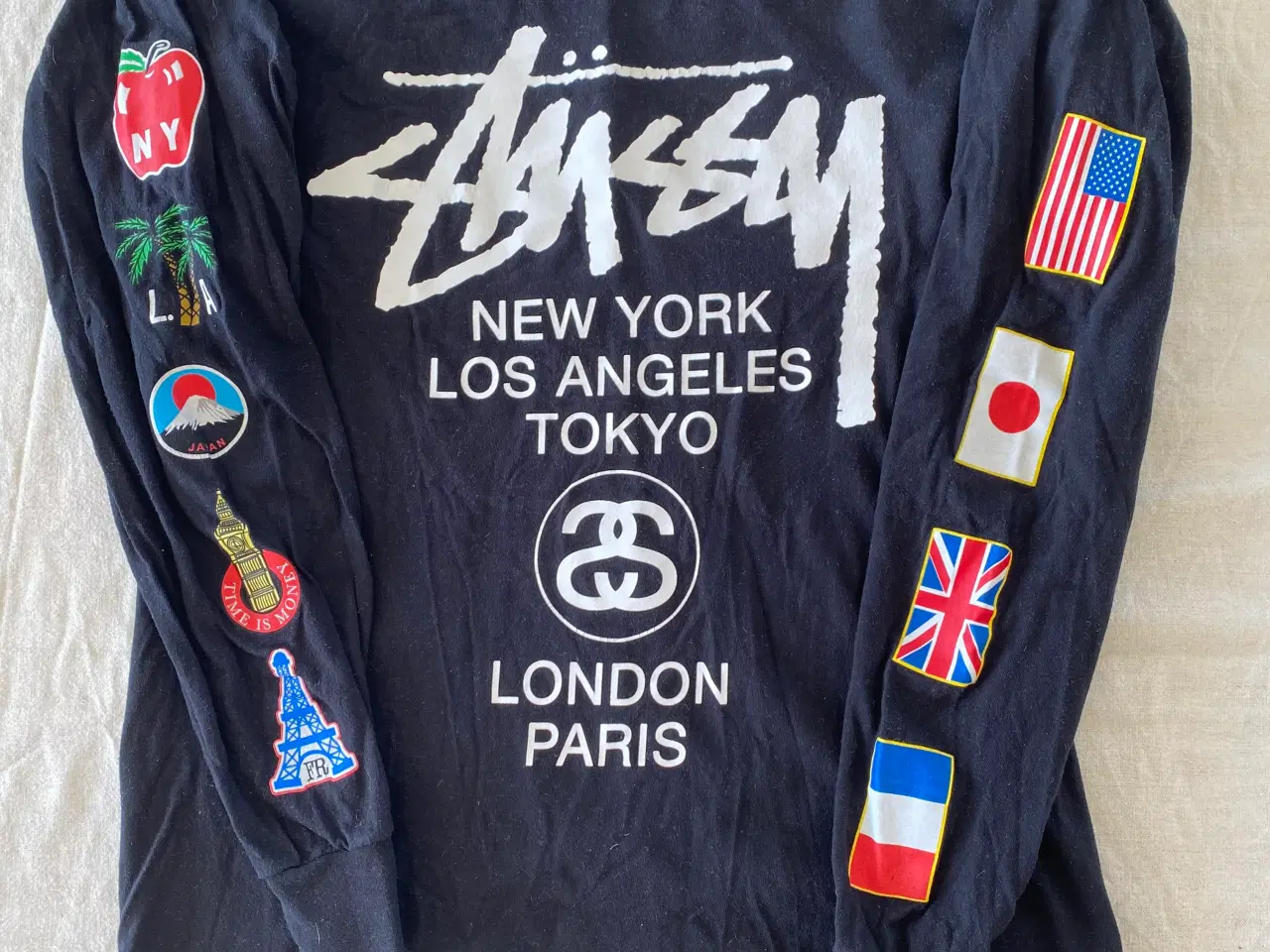 Billede 2 -  Stussy x World Tour Flags Long Sleeve Tee Sweatsh