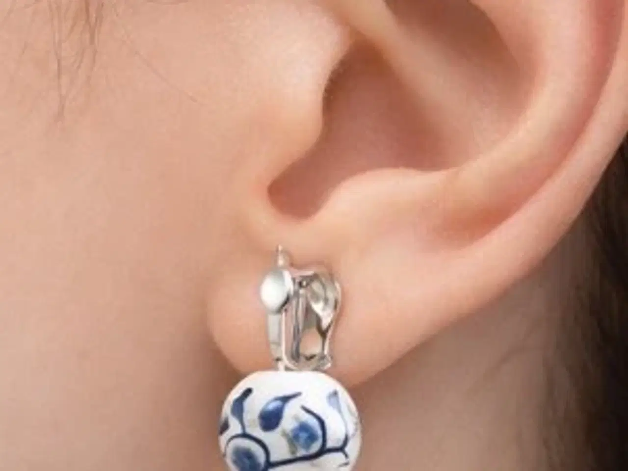 Billede 7 - Øreringe eller øreclips med keramik-perler