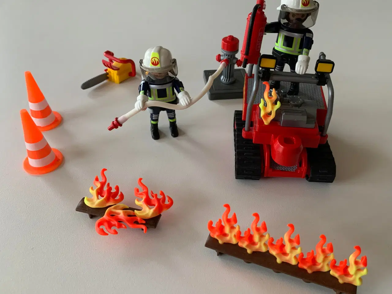 Billede 2 - Playmobil brandmænd med vandpumpe