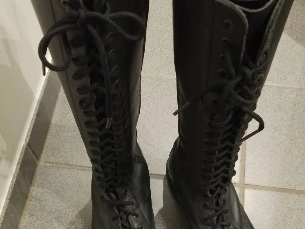 Billede 5 - Dr. Martens - lange læder støvler