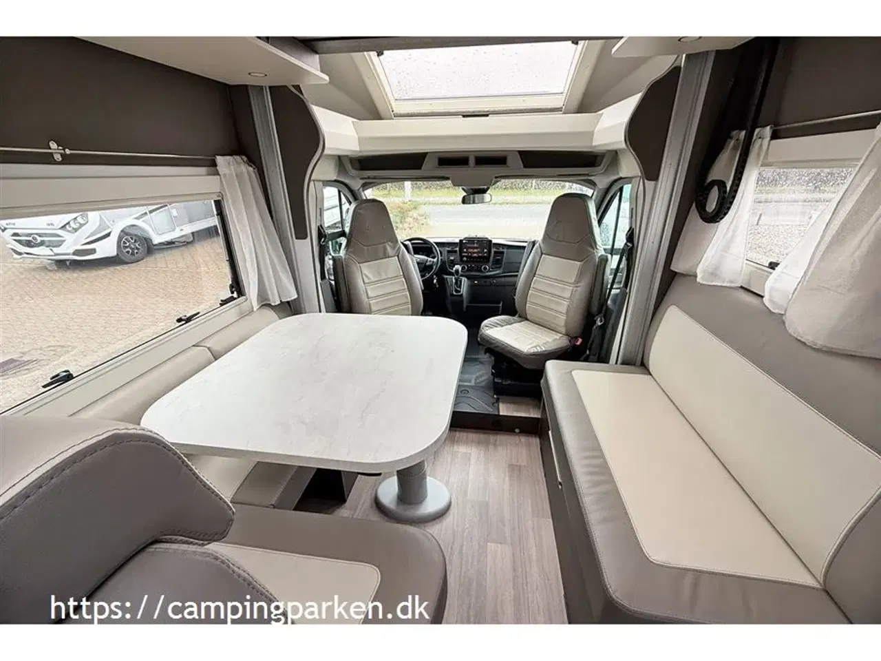 Billede 4 - 2021 - Benimar Tessoro 481   Kort autocamper med stor siddegruppe, totallængde kun 5,99 m.